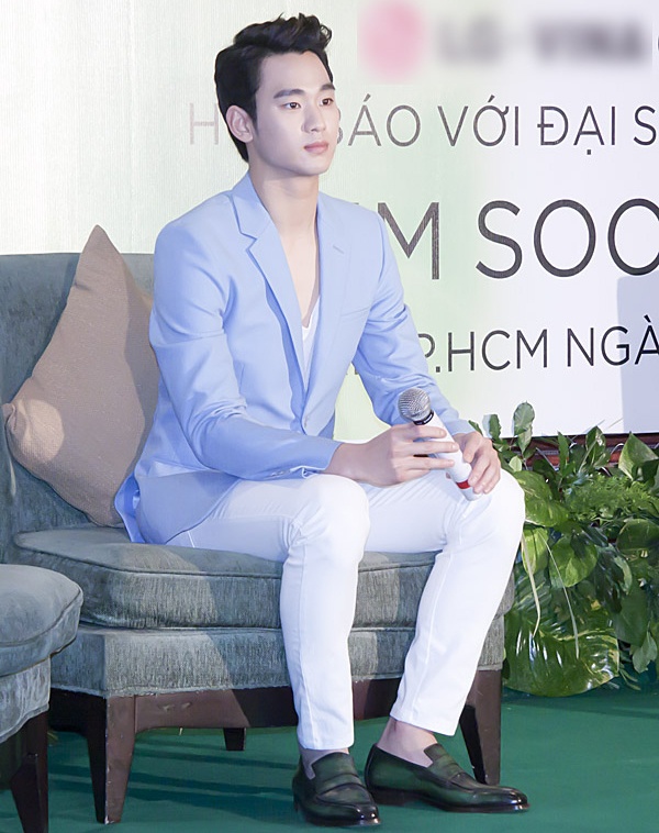 Cuối tháng 4 vừa qua, mỹ nam nổi đình đám Kim Soo Hyun đến Việt Nam tổ chức  fan meeting nằm trong khuôn khổ của nhãn hàng mà anh làm người đại diện. Tên tuổi Kim Soo Hyun bắt đầu nổi trở lại từ cuối năm ngoái khi bộ phim anh đóng vai chính Vì sao đưa anh tới được khán giả yêu mến rộng rãi, trong đó có người hâm mộ xứ Việt. 