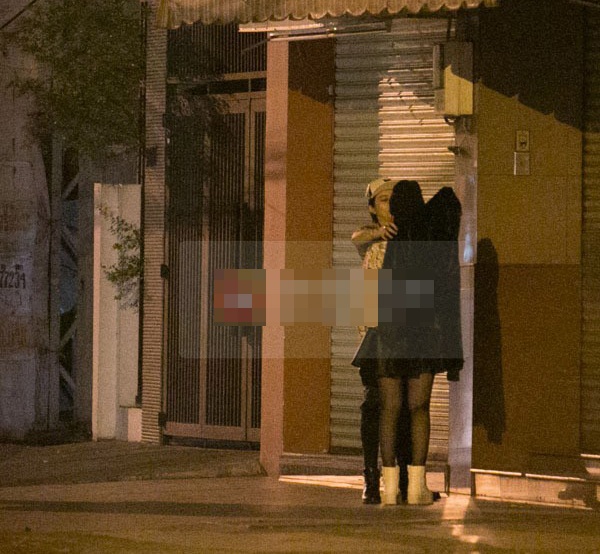 Đầu năm 2014, như mọi khi cả hai tham dự một buổi ra mắt phim  ở TP.HCM, sau đó đi ăn tối, uống nước và tới quán pub cùng bạn bè trong giới. Đến nửa đêm, chỉ còn Chi Pu và Gil Lê ra về. 