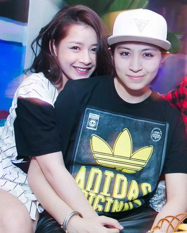Sau khi chia tay bạn trai Cường Seven, hot girl kiêm diễn viên Chi Pu bất ngờ thân mật với nữ ca sĩ Gil Lê, dấy lên tin đồn yêu đồng tính. Những cử chỉ như hôn môi, mặc áo đôi, luôn xuất hiện cùng nhau trong các sự kiện… khiến tin đồn càng có cơ sở. 