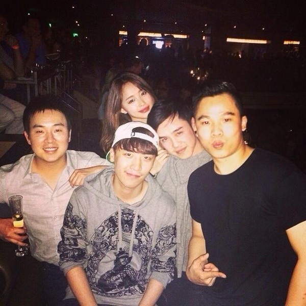 Đáng chú ý nhất là loạt ảnh Khắc Tiệp chụp cùng với ca sĩ Seungri của nhóm nhạc Hàn Big Bang trong show của nam ca sĩ Bruno Mars.  