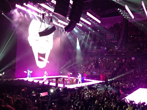 Cô còn chụp lại những khoảnh khắc ấn tượng của show lên trang cá nhân và chia sẻ cô cũng mơ ước có được một concert như nữ ca sĩ người Mỹ. 