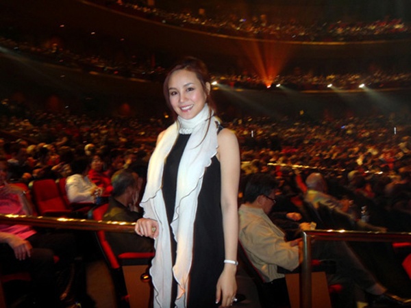 Trước đó, giọng ca Fly phải nhờ bạn bè ở Mỹ giúp vì show diễn của Celine Dion khá khó mua được vé. Vy Oanh cho biết cô đã nổi da gà khi trực tiếp thưởng thức giọng ca đẳng cấp.