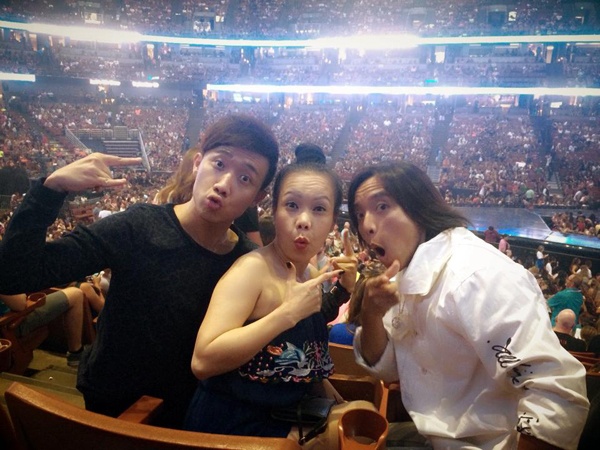 Mới đây, MC Trấn Thành, ca sĩ Phi Nhung, danh hài Minh Nhí có chuyến lưu diễn dài ngày ở Mỹ. Tại xứ sở cờ hoa, họ có dịp thăm thú những địa điểm vui chơi giải trí và tới xem show diễn của nữ ca sĩ nổi tiếng Katy Perry. Trên trang cá nhân, nam MC ăn khách khoe bức ảnh anh và vợ chồng Việt Hương hòa mình vào hơn 50 nghìn khán giả khác thưởng thức đêm diễn của Katy Perry. 