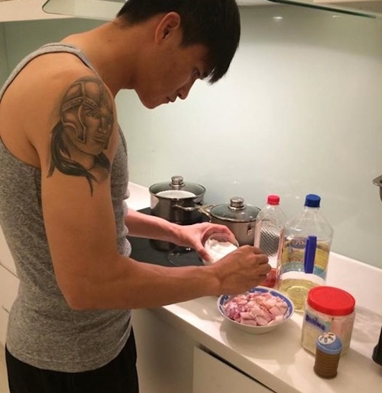 Ngày 16/9, trên trang cá nhân, tiền đạo Công Vinh chia sẻ hình ảnh vào bếp đảm đang khiến dân mạng chú ý. Anh chia sẻ: “Người đàn ông của gia đình là phải biết vào bếp nấu ăn. Tranh thủ nghỉ ngơi vài hôm trước khi sang Nhật tập huấn cùng đội tuyển”. Tinh thần san sẻ việc nhà với vợ của Công Vinh giúp anh được nhiều bạn trẻ khen ngợi. 