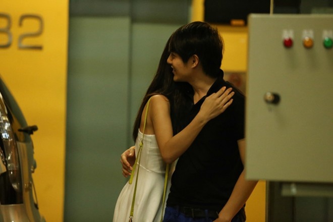 Trong một khoảnh khắc, Đông Nhi ôm lấy Ông Cao Thắng khi anh đang cười vui vẻ. Dù hẹn hò được gần 5 năm nhưng cặp đôi vẫn quấn quýt như thuở ban đầu.