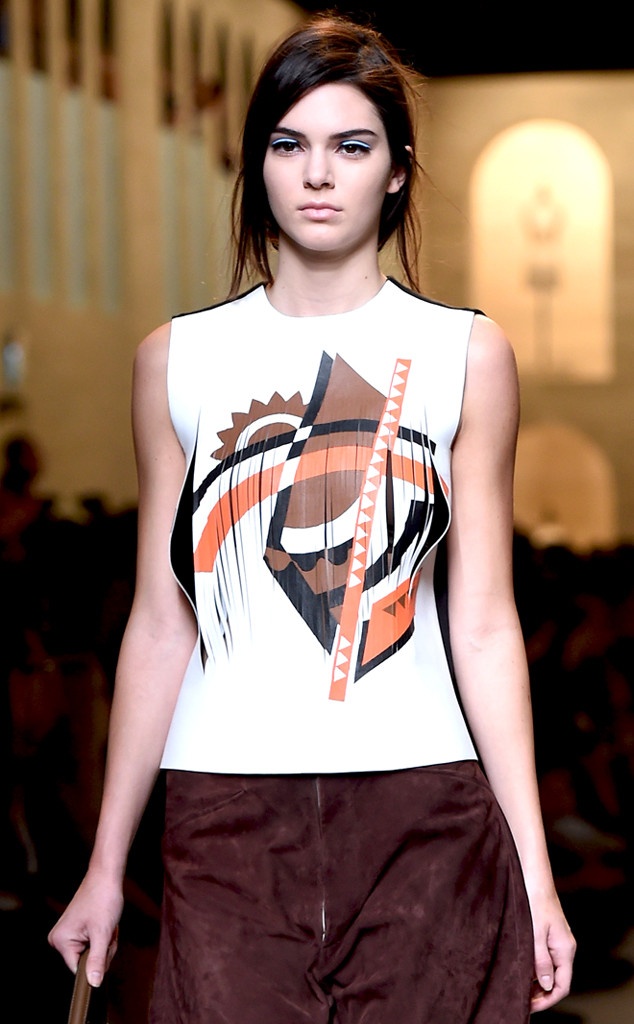 Kendall Jenner trên sàn catwalk của show Fendi.