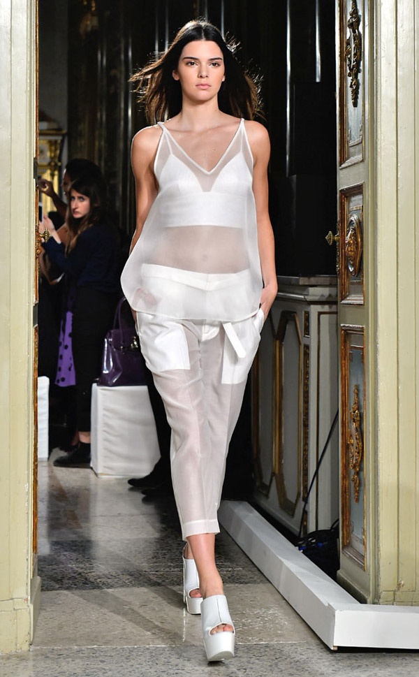 Kendall gây ấn tượng với nhiều nhà thiết kế về khả năng trình diễn thời trang.