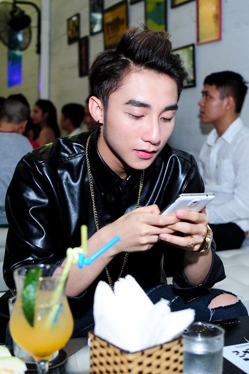 Sơn Tùng M-TP là nạn nhân mới nhất của showbiz gặp phải “đạo chích”. Trong dịp lưu diễn ở Đà Nẵng vừa qua, nam ca sĩ trẻ bị mất túi xách có chứa điện thoại và tiền mặt 50 triệu đồng. 