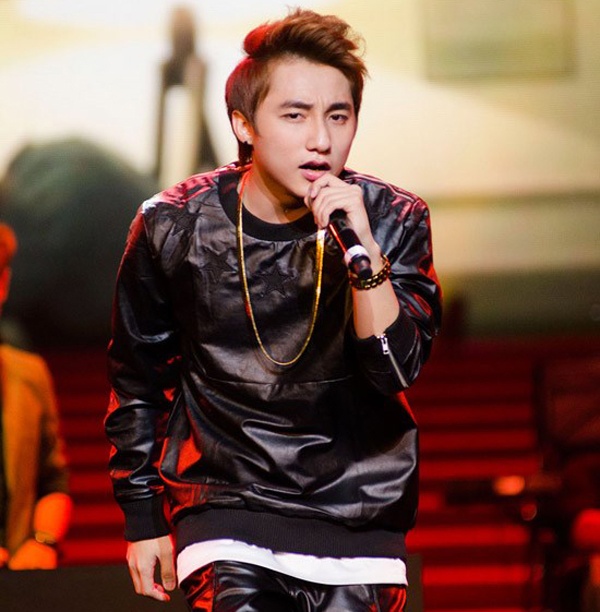 Giọng ca Em của ngày hôm qua bày tỏ sự tiếc nuối với chiếc điện thoại có chứa thông tin cá nhân và đặc biệt là bản demo các sáng tác mới nhất của anh chưa từng được công bố. Qua trang cá nhân, nam ca sĩ trẻ hy vọng tìm lại được điện thoại và hứa hậu tạ bằng nhiều cách như tiền mặt, vé xem show.   