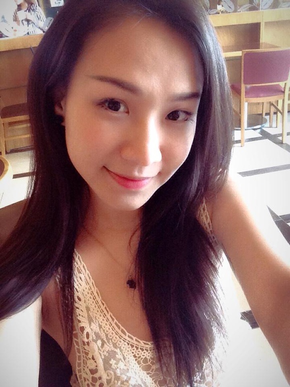 Quỳnh Trâm chia sẻ, trong túi xách có chứa điện thoại, tiền mặt và quan trọng hơn là toàn bộ giấy tờ cá nhân. Lần đầu bị cướp, nữ nha sĩ không khỏi bàng hoàng. Trên trang cá nhân, Quỳnh Trâm cho biết cô hy vọng được chuộc lại giấy tờ bị mất.