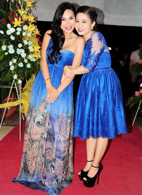 Chiều cao của nữ diễn viên Mai Phương tăng ít nhất 10cm để có thể bá vai bá cổ nữ ca sĩ Khánh Ngọc khi cô diện đôi giày đen cao gót. 