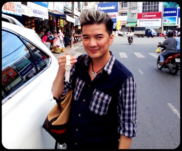 Đàm Vĩnh Hưng còn để lại địa chỉ mail để tiện bề liên lạc. Ít ngày sau, một người ở Cà Mau gọi điện tới Đàm Vĩnh Hưng và cho biết anh có được chiếc đồng hồ từ một người khác. Nam ca sĩ Say tình đến tận nơi để nhận về món đồ kỷ niệm. 