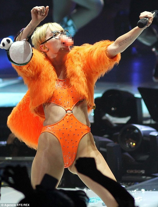 Miley Cyrus đeo đồ chơi hình bộ phận tình dục nam lên sân khấu hôm 21/9.