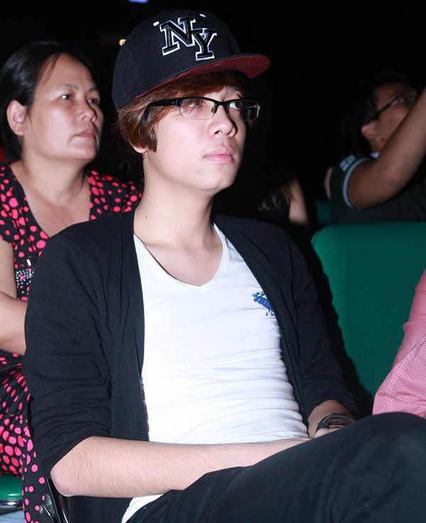 Nam ca sĩ giải thích vì thất lạc giấy tờ nên không thể bay ra Hà Nội tập luyện. Không lâu sau đó, Bùi Anh Tuấn tiếp tục tái phạm cũng với lý do tương tự nhưng không được chấp nhận. Lần này, BTC thẳng tay phạt anh cấm tham gia chương trình trong 6 tháng. 