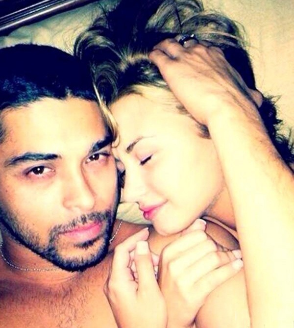 Tháng 7/2014, những bức ảnh 18+ của nữ ca sĩ trẻ Demi Lovato tràn ngập trên internet sau khi tài khoản Twitter của bạn trai cô - Wilmer Valderrama bị hack. 