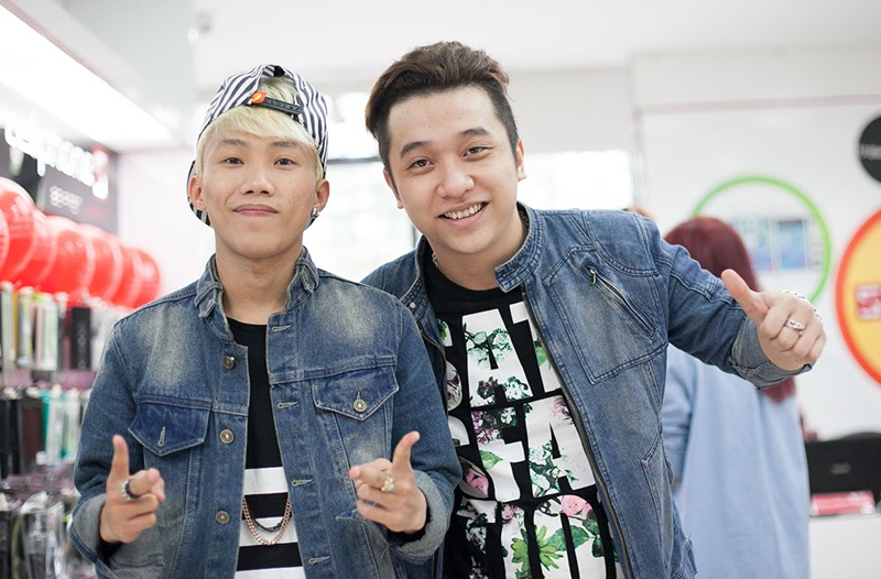 Mặc dù bị nhắc nhở, Yanbi và  Mr. T vẫn tỏ ra vui vẻ khi chụp ảnh tự sướng khi đến nộp phạt.  Khi được hỏi về vụ việc, nam ca sĩ sinh năm 1991 thắc mắc: “Tôi vẫn không hiểu tại sao bị phạt”.