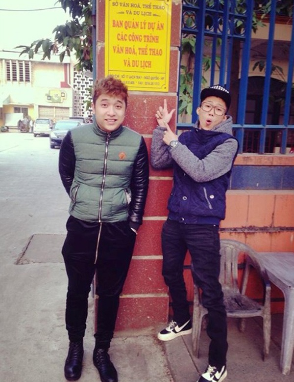 Hành động hát tục của bộ đôi bị Sở Văn hóa Thể thao Du lịch Hải Phòng chấn chỉnh bằng mức phạt mỗi người 5 triệu đồng và 10 triệu đồng với đơn vị tổ chức. 