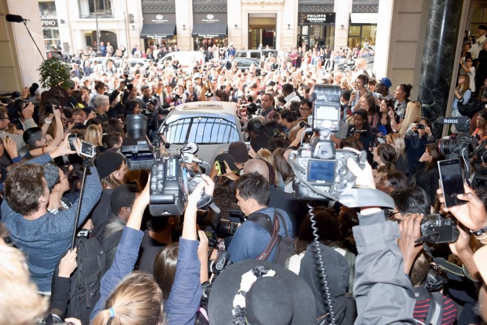 Hôm 26/9, Kim Kardashian cùng chồng là rapper Kanye West và mẹ đẻ Kris Jenner đến tham dự show thời trang của nhãn hiệu Balmain trong khuôn khổ Tuần lễ thời trang Paris. 