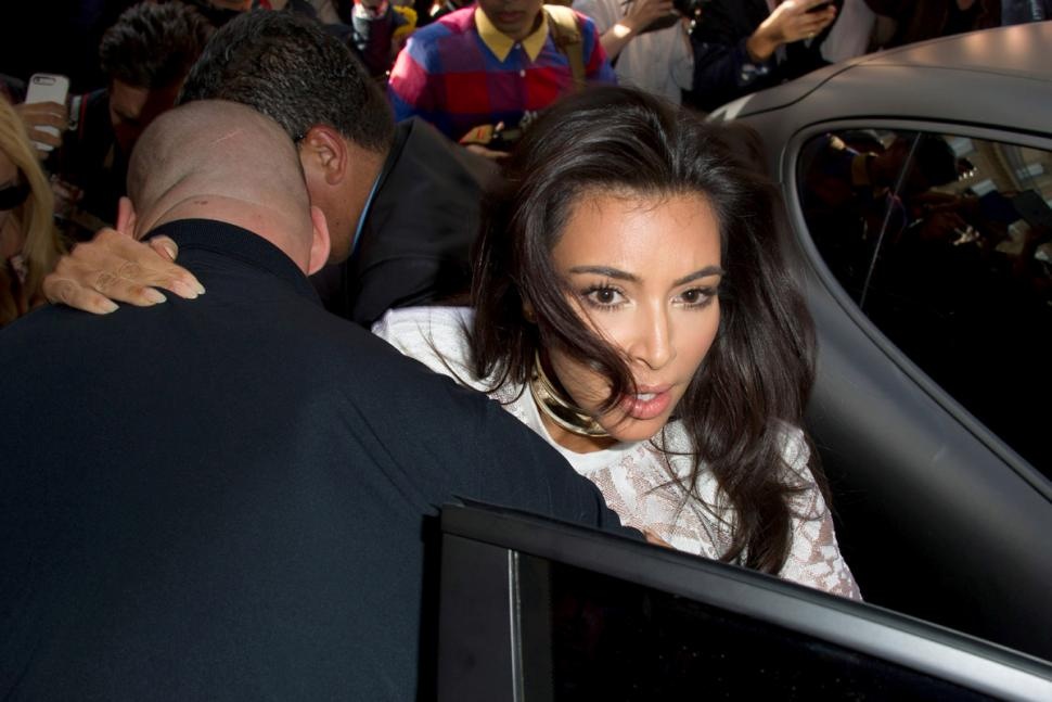 Kim bước ra khỏi xe, khi đang chuẩn bị tiến vào địa điểm, cô bất ngờ gặp sự cố. Ngôi sao truyền hình thực tế bị một người đàn ông tiến đến chen lấn và túm lấy chân khiến Kim hoảng hốt. Mẹ cô nhìn thấy cũng hét lên: “Dừng lại ngay!”.