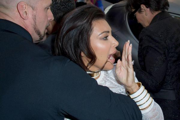 Kim sieu vong 3 hoang hot khi bi tum chan giua dam dong hinh anh