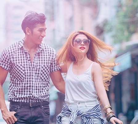 Ngoc Tinh than mat voi nu DJ sexy tren pho hinh anh