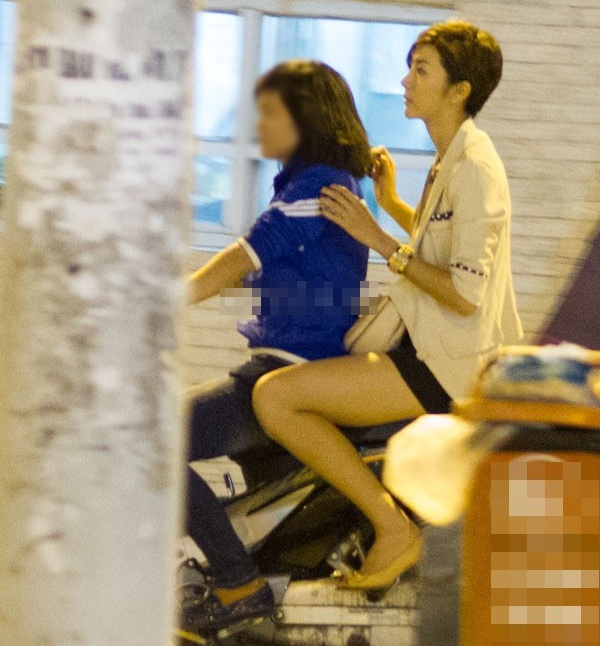 Một lần được chở bằng xe máy đến show diễn cũng là lần chân dài Ngọc Quyên vướng lỗi không đội mũ bảo hiểm. 