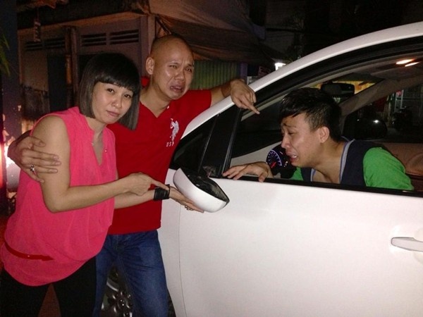 Nam MC không khỏi tiếc của, anh cùng 2 người bạn đi chung là Cát Phượng và Phan Đinh Tùng cùng diễn biểu cảm mếu máo vì mất đồ. Mặc dù đồng cảm với Trấn Thành nhưng cư dân mạng không khỏi bật cười vì phản ứng hài hước của anh trước vụ mất cắp. 