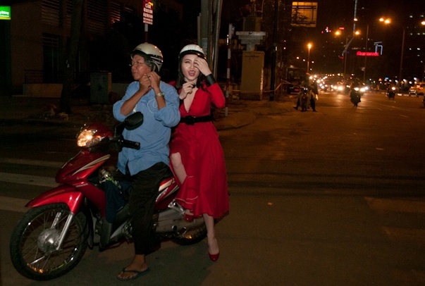 Trường hợp của người đẹp Vũ Hoàng Điệp có phần thú vị hơn cả. Cô có buổi diễn tại đêm chung kết Ngôi sao Thiết kế Việt Nam tháng 12/2013 và lái ô tô tiền tỷ đến địa điểm. 