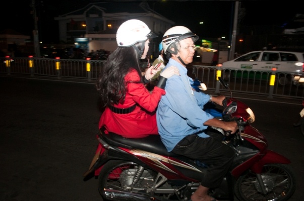 Nhưng vì tắc đường nhân dịp Giáng sinh nên người đẹp đành để lại xế hộp 2 tỷ và gọi xe ôm chở đến để kịp giờ diễn.