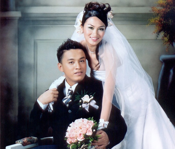 Là fan của người yêu, Ý An kiêm luôn quản lý điều hành fansite của Lam Trường. Trong thời gian hẹn hò, vì khoảng cách địa lý xa xôi nên Lam Trường và Ý An chỉ vẻn vẹn gặp nhau chưa tới 10 lần, chủ yếu họ liên lạc bằng email và điện thoại. Tới năm 2004, cặp đôi quyết định kết hôn và không bao lâu có với nhau cậu con trai Kiến Văn. 