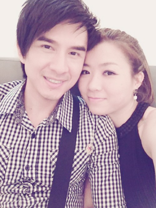 Đan Trường từng hứa hẹn qua Tết sẽ cưới cô nhưng chỉ sau khi anh trả hết nợ nần với ngân hàng và những người khác. Nam ca sĩ gọi điện cho D gửi tiền về và được cô đáp ứng. Tổng số tiền mà D giúp đỡ Đan trường đã lên đến hàng chục nghìn USD. Vụ scandal này tốn khá nhiều giấy mực báo giấy khi 2 bên liên tục qua lại tố cáo nhau. 