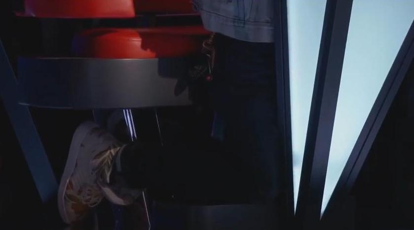 Pharrell Williams quỳ xuống và chắp tay trước cô gái gốc châu Á.