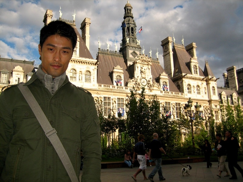 Ngôi sao Dòng máu anh hùng còn dí dỏm so sánh một số kiến trúc ở TP.HCM giống hệt ở Paris nhưng chỉ khác nhau về mức độ to lớn.