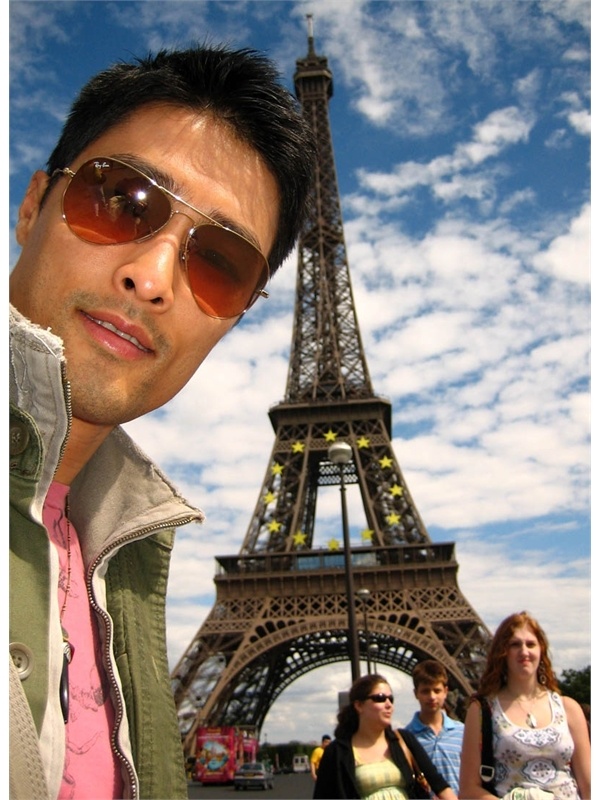 Nhân dịp vừa hoàn thành những công việc liên quan đến phim ảnh, nam diễn viên Johnny Trí Nguyễn tự thưởng cho mình chuyến du lịch đến Paris, Pháp. Tại đây anh ghi lại những khoảnh khắc ở các địa điểm nổi tiếng như Khải Hoàn Môn, tháp Eiffel, đại lộ Champ Élise, Nhà thờ Đức Bà,… 