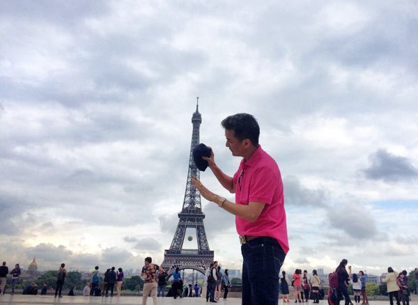 Nhân dịp sang châu Âu lưu diễn hồi tháng 5/2014, nam ca sĩ Đàm Vĩnh Hưng có bộ ảnh khá ngộ nghĩnh với tháp Eiffel – biểu tượng của thành phố Paris. 