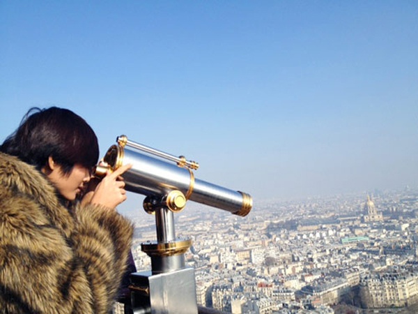 Quán quân Vietnam’s Next Top Model 2011 ngắm nhìn Paris qua chiếc ống nhòm từ trên tháp Eiffel cách mặt đất 324m. Ngọn tháp này được kỹ sư Gustav Eiffel thiết kế và hoàn tất xây dựng vào năm 1899. 