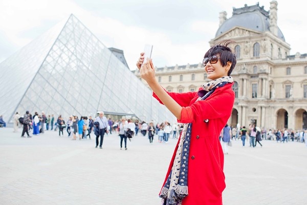 Một lần khác trở lại Paris, chân dài chụp ảnh tự sướng bên ngoài bảo tàng Louvre nằm tại Quận 1 – cũng là một địa điểm thu hút du khách. Đây là nơi lưu giữ những hiện vật nghệ thuật có giá trị văn hóa lớn như bức họa Mona Lisa, Tượng thần Vệ Nữ, Tượng thần chiến thắng Samothrace,… 
