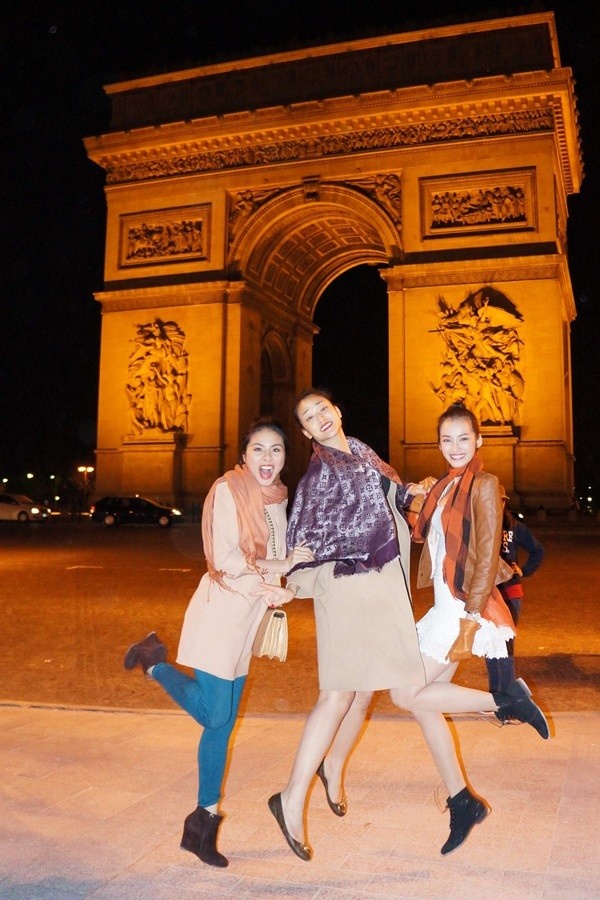 Ba diễn viên Vân Trang - Maya - Trúc Diễm tạo dáng tại Khải Hoàn Môn trong dịp đến Pháp tham dự LHP Cannes. Nằm giữa quảng trường Étoile, là điểm cuối của đại lộ Champs-Elysées, Khải Hoàn Môn từng được xây dựng để vinh danh quân đội dưới thời Napoléon. Cho tới ngày nay, địa điểm này vẫn là nơi tổ chức các sự kiện ăn mừng chiến thắng. 
