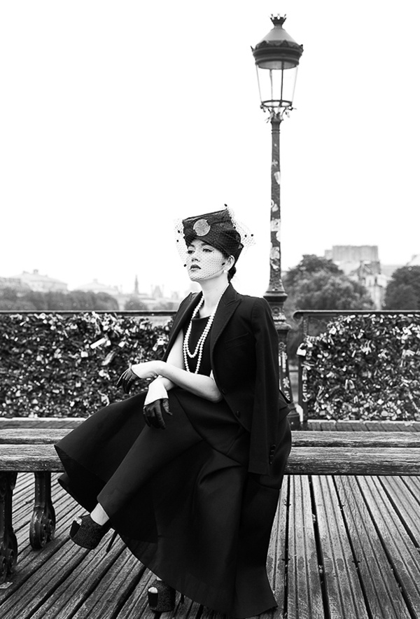 Nữ diễn viên kiêm doanh nhân Lý Nhã Kỳ chọn địa điểm chụp ảnh là cây cầu nổi tiếng Pont des Arts.  Xây dựng lần đầu vào năm 1802, Pont des Arts còn được gọi Cầu Nghệ thuật hoặc Cầu đi bộ Nghệ thuật, nó bắc qua sông Seine, nối liền viện hàn lâm Institut de France và sân vuông của Bảo tàng Louvre.