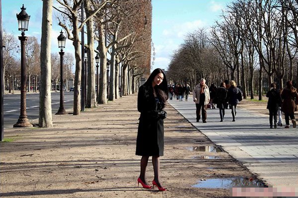 Đầu năm nay, người mẫu Khánh My có dịp đến Pháp du lịch cùng gia đình nhân dịp đầu năm mới. Cô tận hưởng bầu không khí lạnh giá của mùa đông khi dạo chơi trên đại lộ Champs-Élysées – một trong những đại lộ danh tiếng nhất thế giới. Địa danh này nối liền hai quảng trường Concorde và Étoile và nơi tập trung nhiều quán cà phê, rạp chiếu, cửa hàng,.. 