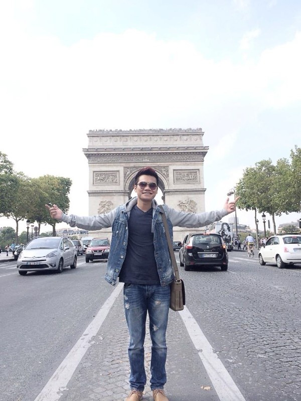 Nam ca sĩ Khắc Việt gần đây có chuyến lưu diễn ở châu Âu, anh tạo dáng trên đại lộ khi thăm thú cảnh quan tại đây. Champs-Élysées được hình thành dưới thời hoàng hậu Marie de Médicis hồi thế kỷ 17 và từng được tu sửa nhiều lần. 