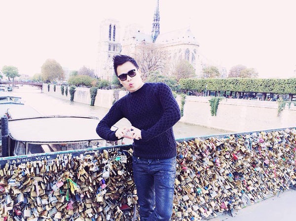 Ông bầu của giới chân dài Khắc Tiệp cũng ghi lại khoảnh khắc trên cầu Pont des Arts. Năm 1984, cây cầu được hoàn thành làm mới vì cầu cũ đã hư hỏng nặng. Đây là nơi thu hút giới hội họa, nhiếp ảnh và các đôi tình nhân đến đây.