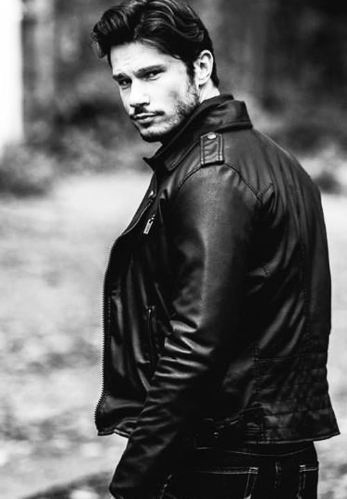 Chàng nhân viên Albert Lapi của khách sạn Thompson Toronto.