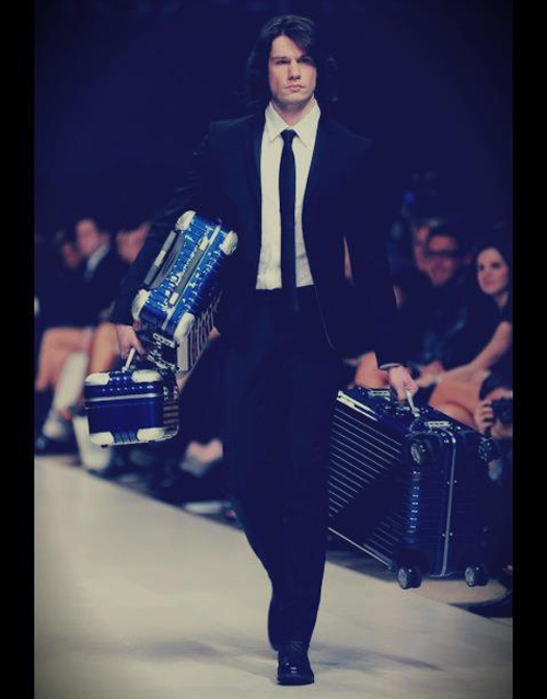 Albert Lapi trên sàn diễn thời trang.