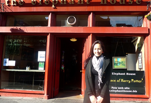 Theo chan Mai Phuong Thuy vi vu Au - My hinh anh