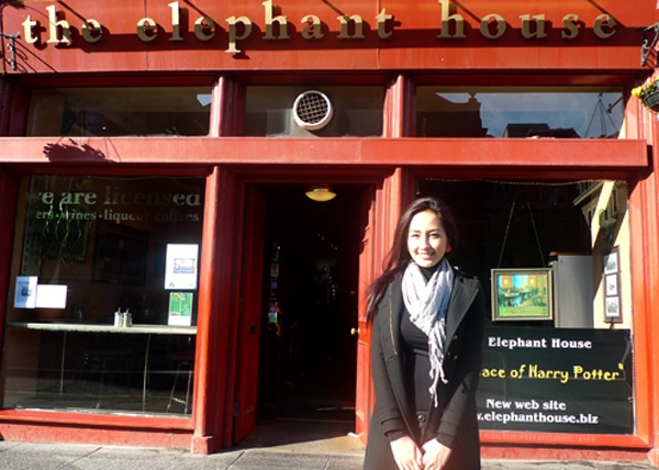 Đầu năm 2012, Mai Phương Thúy có chuyến đi tới Vương quốc Anh để thực hiện các bộ ảnh thời trang. Khi đến Edinburgh ở xứ sở của những lâu đài cổ Scotland, người đẹp ghé vào quán cà phê Elephant House, nơi mà nữ nhà văn J.K. Rowling đã ngồi tại đây khi viết bộ truyện Harry Potter mà cô yêu thích. Quán Elephant House nằm trên sườn dốc và khá giống như những quán cà phê bình thường khác nếu không có bảng hiệu ghi “Birthplace of Harry Potter”.