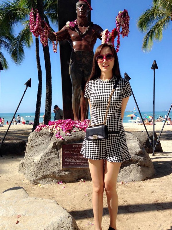 Người đẹp chụp ảnh ở Hawaii – một trong những nơi thu hút đông khách du lịch nhất thế giới. 