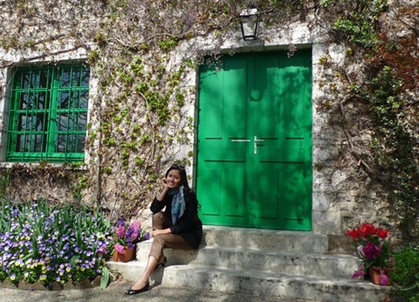 Năm 2010, để tự thưởng cho mình sau thời gian làm việc, Mai Phương Thúy tới Paris, Pháp, cô ghé qua làng Giverny – nơi danh họa Claude Monet từng sống. Người đẹp tỏ ra thích thú trước sự yên bình của vùng quê. Cô chụp ảnh trước khi bước vào thăm căn nhà của cố họa sỹ. 