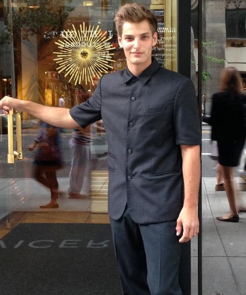 Doorman của khách sạn Viceroy New York là một người mẫu., 