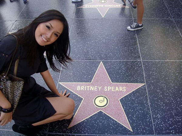 Tháng 11/2009, Mai Phương Thúy quay lại Mỹ nhân dịp làm đại diện của Việt Nam đến dự lễ ra mắt bộ phim New Moon. Người đẹp ở tại khách sạn Four Seasons Hotel, Beverly Hills, thành phố Los Angeles. Trong lúc rảnh, Mai Phương Thúy tranh thủ đi chơi, cô tạo dáng bên ngôi sao của ca sĩ Britney Spears tại Đại lộ danh vọng.